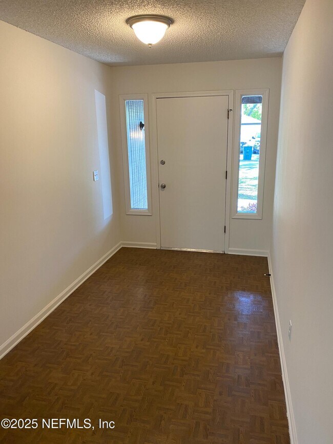 Building Photo - 12924 Tree Way Ln