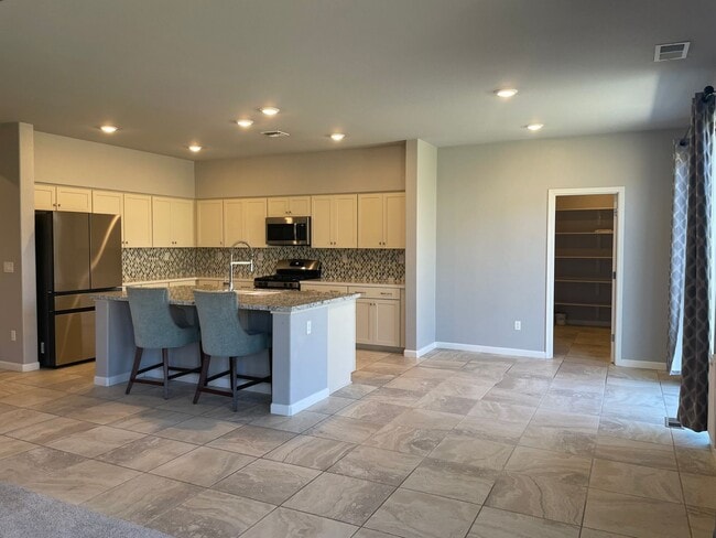 Building Photo - 5 Bedroom Home in Lemmon Valley!