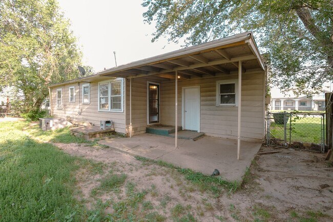 Foto del edificio - Beautiful 2 Bed 1 Bath In Quiet Neighborhood