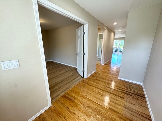 Building Photo - Spacious rambler 2 beds plus den