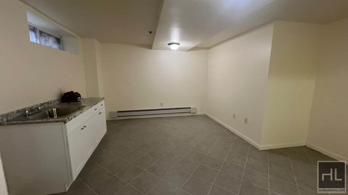 SPACIOUS STUDIO FOR RENT BEVERLEY ROAD/KEN... Room for Rent in