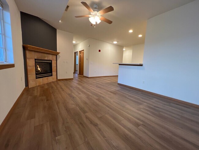 Foto del edificio - Large 2 Bedroom, 2 Bath apartment with 2 c...