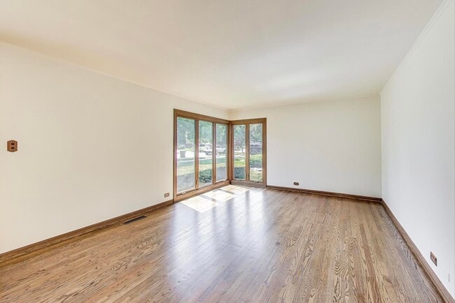 Building Photo - 828 N Fernandez Ave