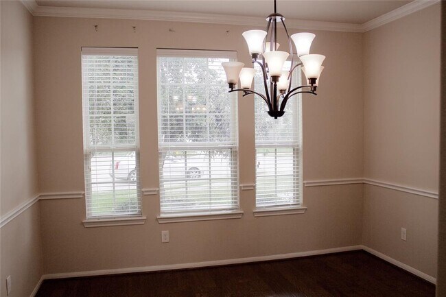 Building Photo - 2004 Rolling Hills Dr