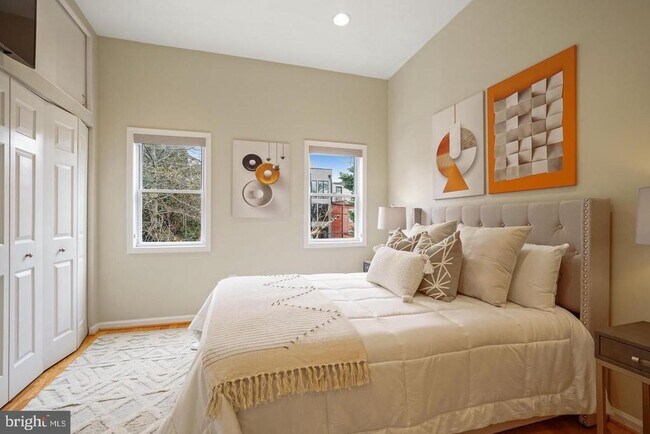 Foto del edificio - 468 Ridge St NW
