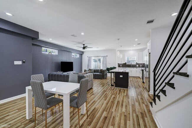 Building Photo - 3 br, 2.5 bath Duplex - 5126 Lyndhurst Dri...