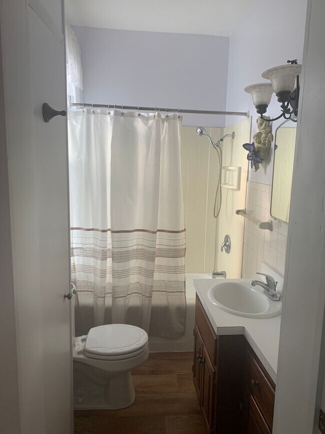 Foto del edificio - 1st floor 2 bedroom apartment with yard an...