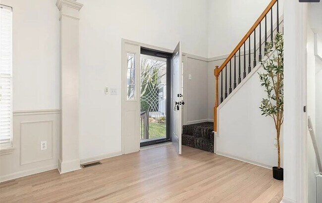 Foto del edificio - Spacious and Elegant 4 BR 3.5 BA Home in Olathe!