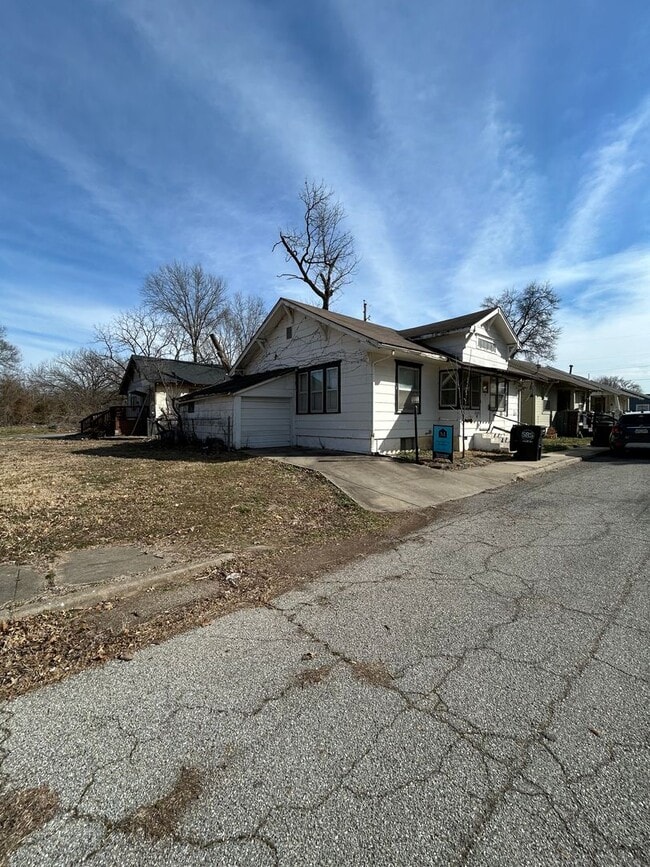 Building Photo - Just Remodeled! 2br/1ba - with Garage and Fenced-in Yard!