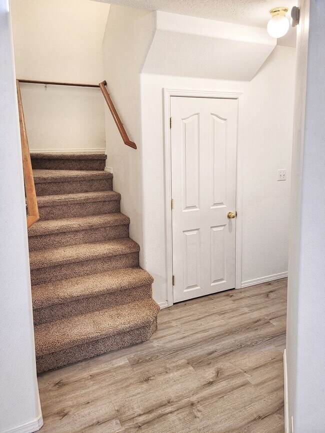 Foto del edificio - Beautiful 3 bed 1.5 bath Townhome with gar...