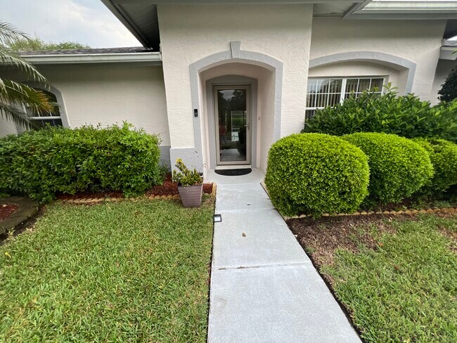 Building Photo - 2 Cedar Point Dr