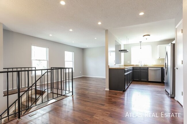 Building Photo - Stunning 3-Bedroom Home in Aurora – Your P...