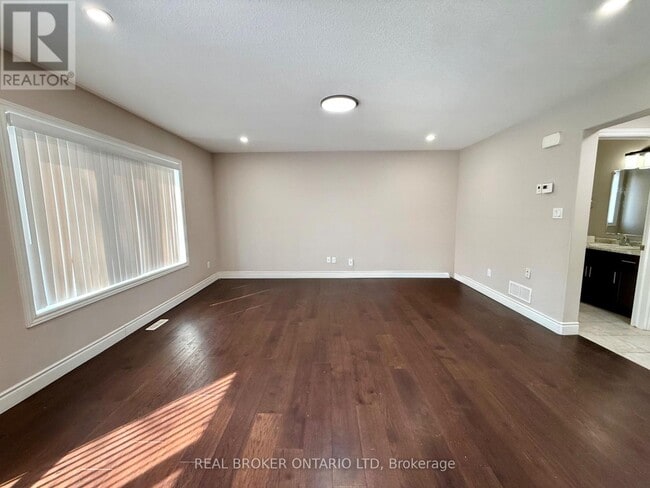 Building Photo - 8 Alexander Cir