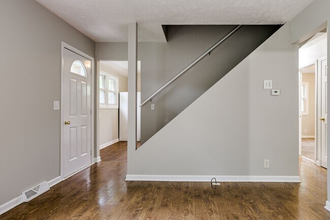 Building Photo - 4 Bedroom Home Available July!