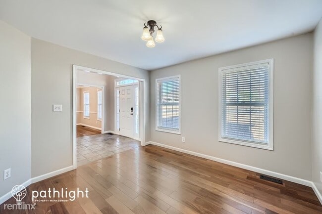 Building Photo - 4 br, 3.5 bath House - 2403 Oak Bluff Dr UNIT