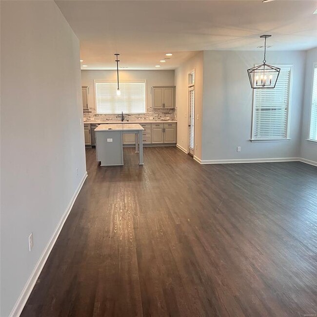 Foto del edificio - 9800 Bluestone Cir