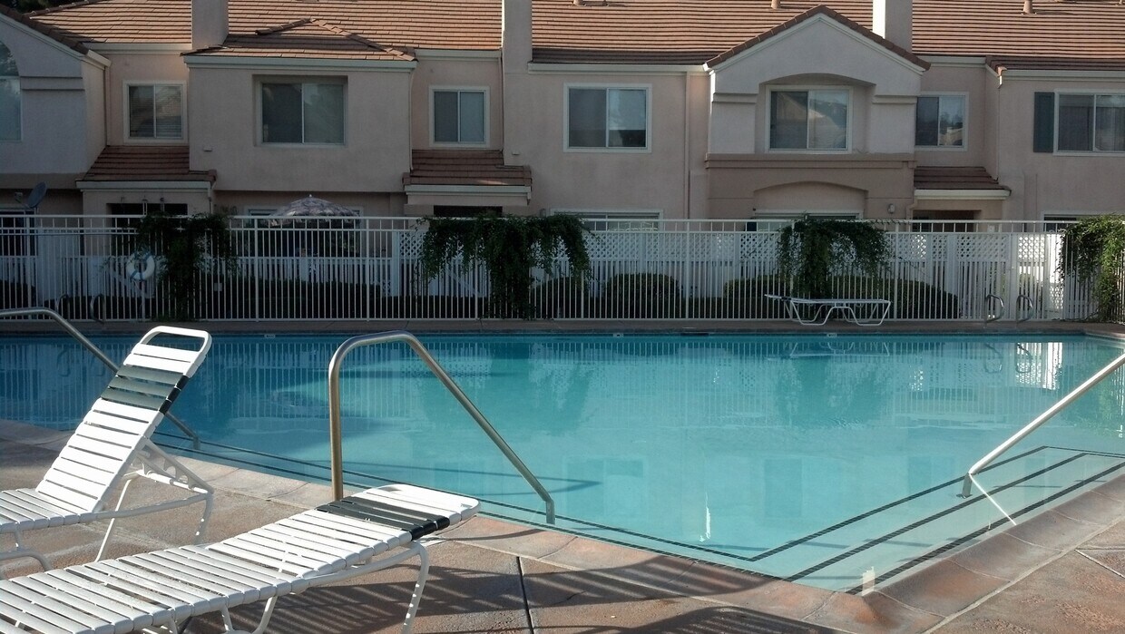 Foto del edificio - Great Two Bedroom, Two Bathroom Upstairs C...