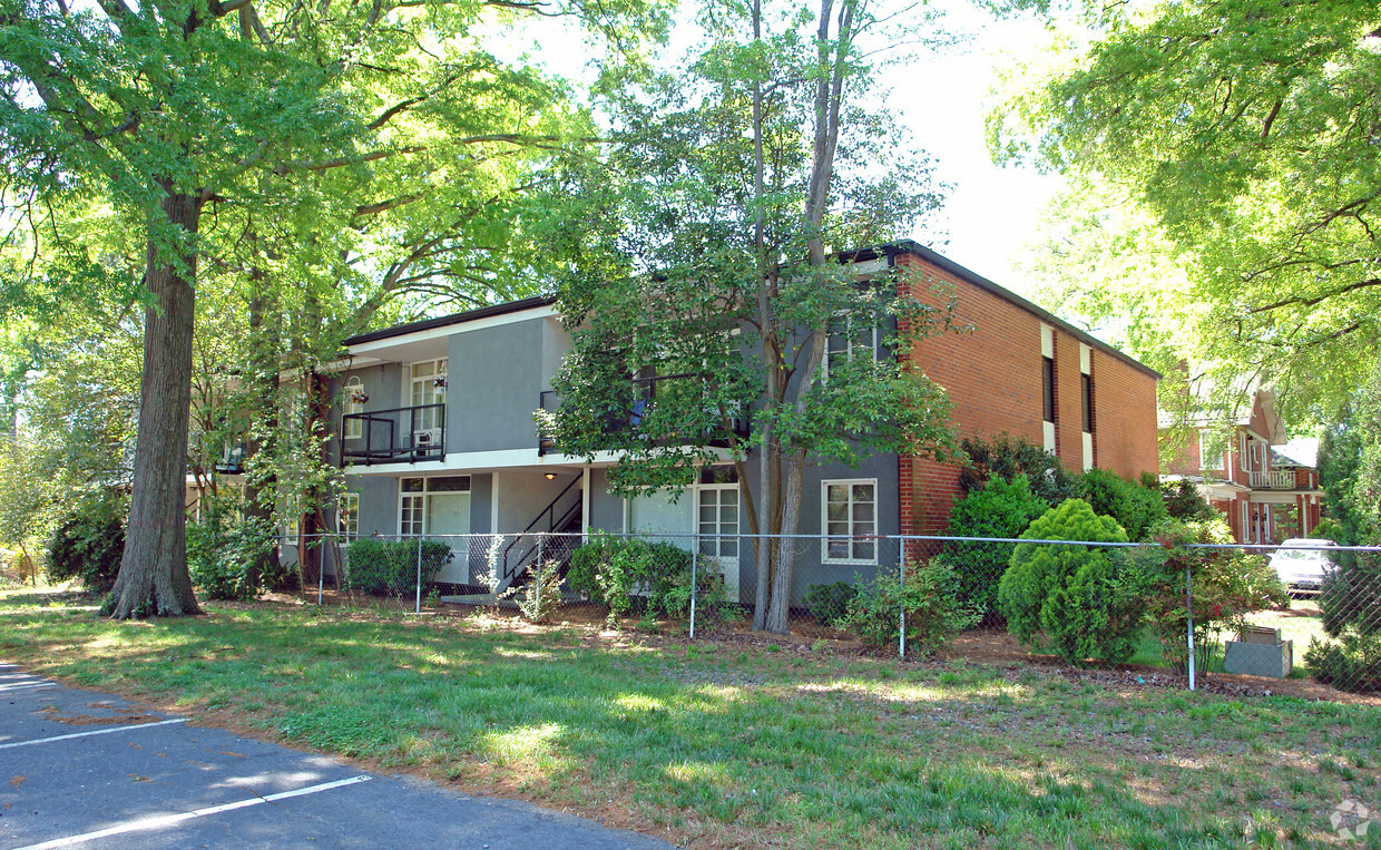 Foto del edificio - KIRKLAND APTS