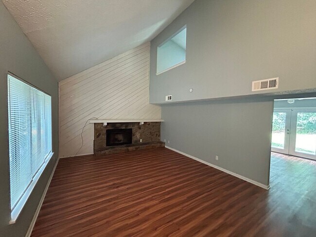Foto del edificio - **ASK ABOUT HOW YOU CAN MOVE IN WITH NO SEC DEP**161 Sterling Ridge Dr: Recently Renovated 3BD, 2...
