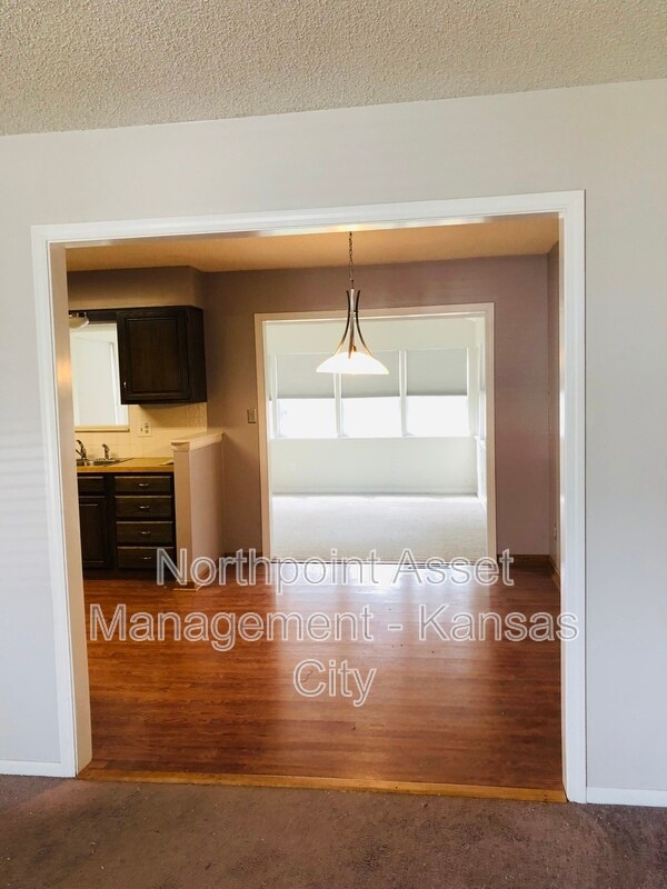 Building Photo - 508 NE Johnston Dr