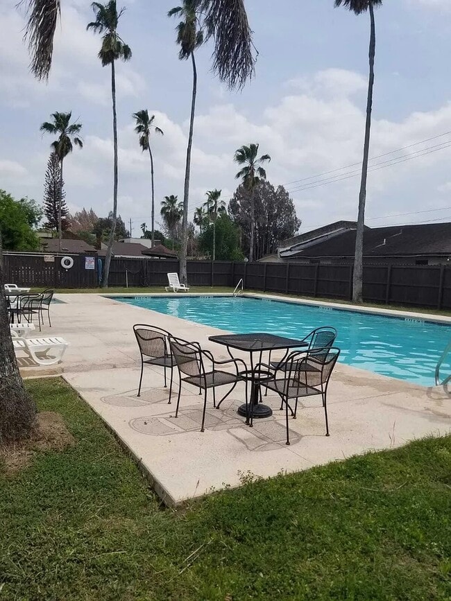 Building Photo - FULLY FURNISHED - ALL UTILITIES INCLUDED