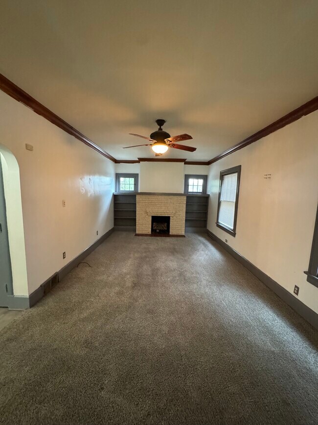 Building Photo - 328 E Lucius Ave