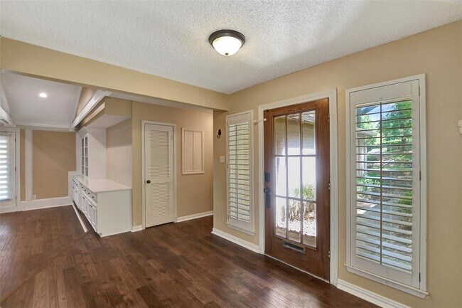 Foto del edificio - 75 Wood Hollow Dr