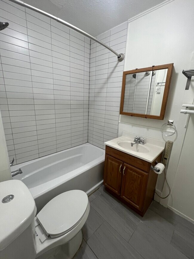 Building Photo - Available Now! Affordable and conventient location