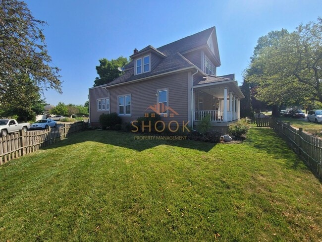 Building Photo - LARGE DOWNTOWN HOME WITH LARGER THAN AVERA...