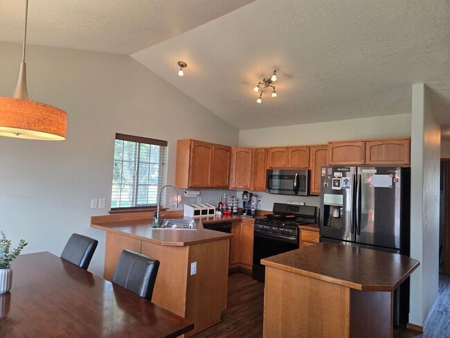 Building Photo - For Rent: 3 Bed, 2 Bath Home with Garage i...