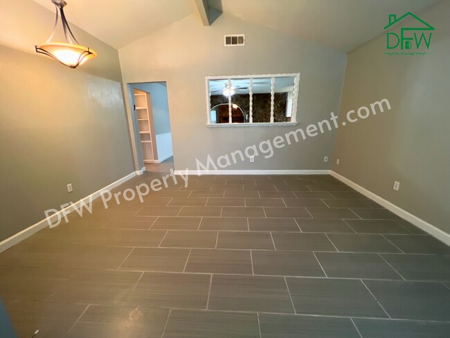 Foto del edificio - 6404 Regal Rd