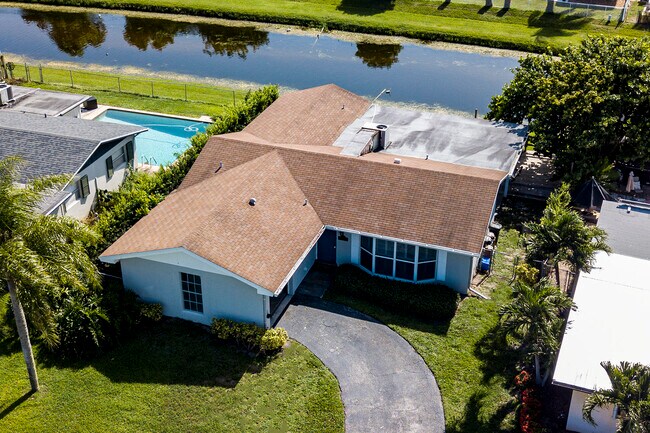 Building Photo - 527 Riverside Dr