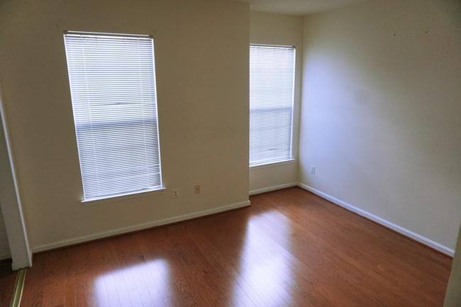 Building Photo - 5001 Hollington Dr