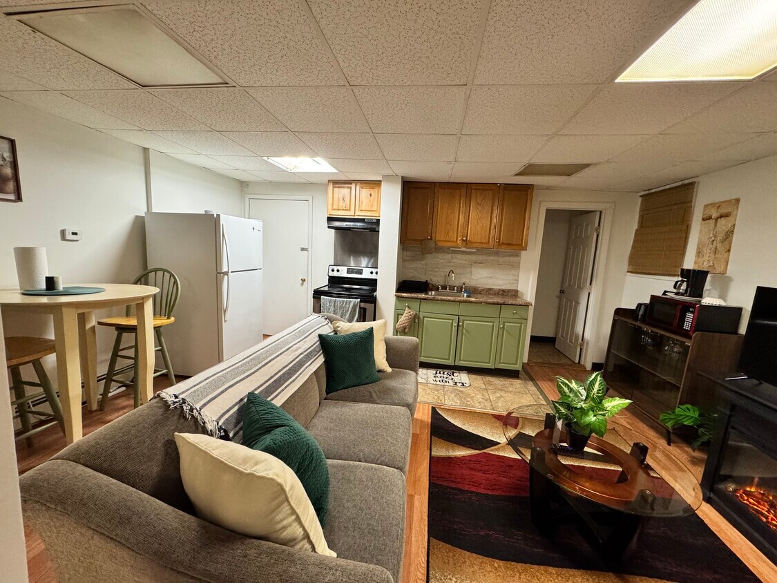 sala de estar/comedor/cocina - 677 Pawling Ave