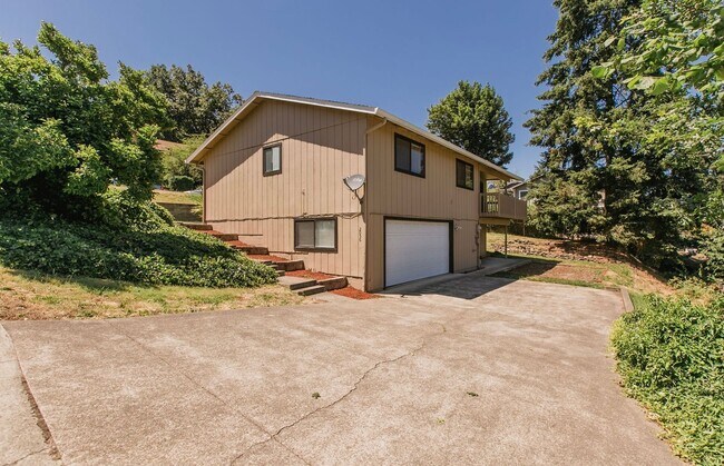 Building Photo - Great 3 Bedroom 2 Bath House!