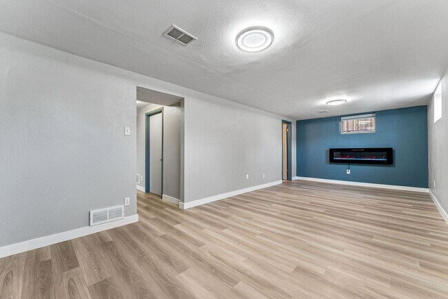 Building Photo - Lower Level Unit near Ruby Hill Park!