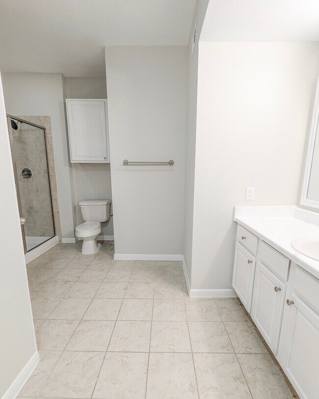 Guest Bathroom - Woodland Hills Luxury Apartments