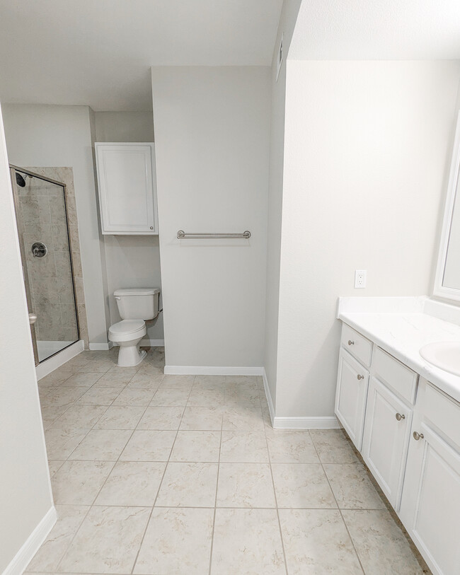 Guest Bathroom - Woodland Hills Luxury Apartments