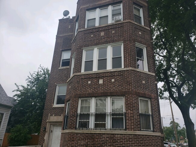 Building Photo - 1201 E 72nd St