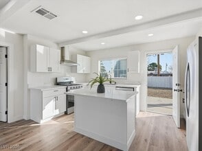 Building Photo - 604 Stanford St