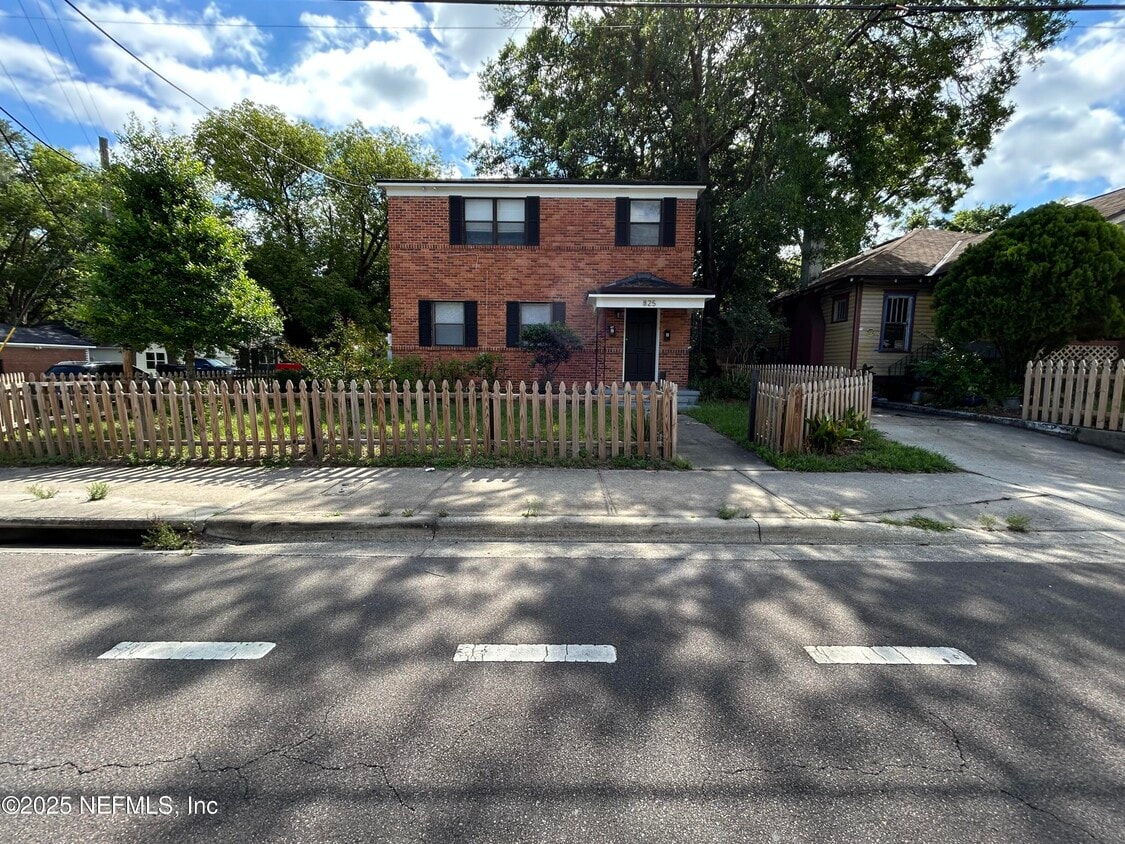 Primary Photo - 825 McDuff Ave S