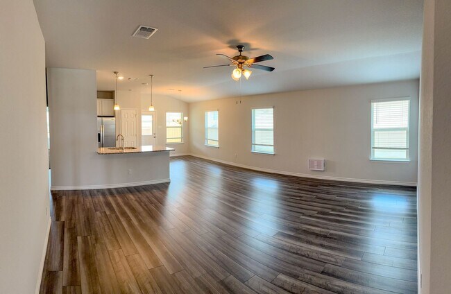 Foto del edificio - Available NOW This charming 1 story, 3 bed...