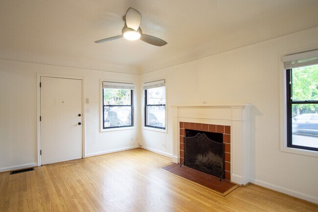 Building Photo - Rare Availability: Fabulous NW 2-Bedroom w...