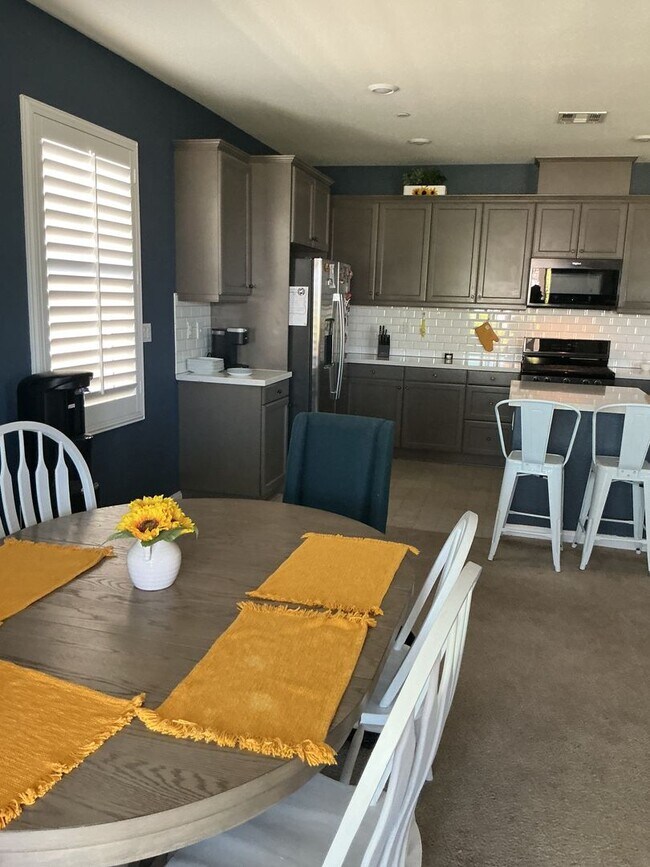 Foto del edificio - Riverside Home