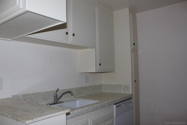 Building Photo - 811 W Nutmeg St