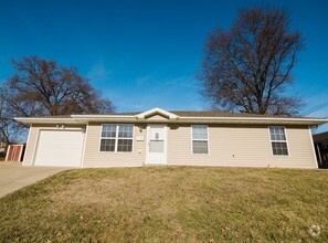 Building Photo - 1600 Marion Dr