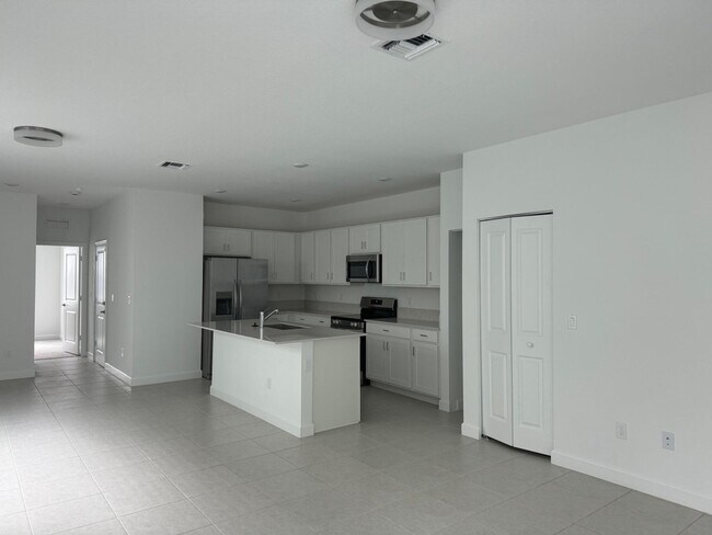 Building Photo - 4663 Hollister Ave