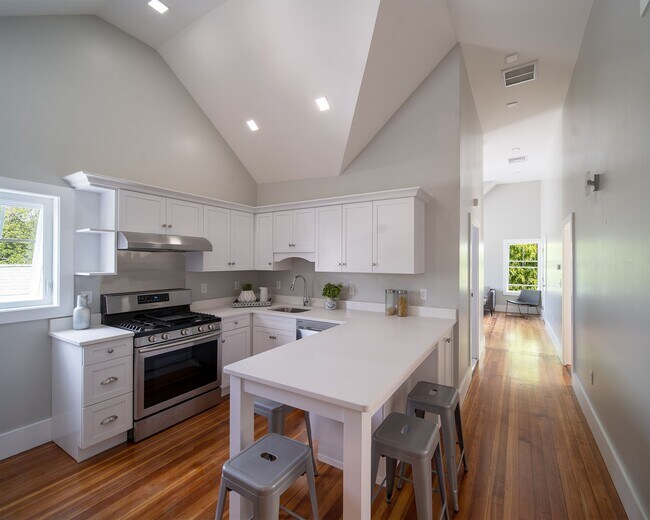 Building Photo - 250 Williams St