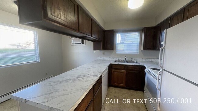 Building Photo - 2 Bed 1 Bath Apartment