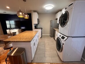 Building Photo - 833 W Maple St